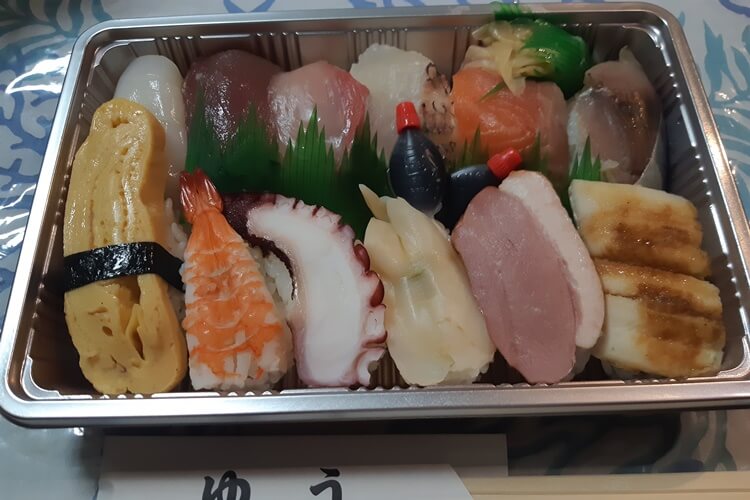 寿司ゆうにぎり1半