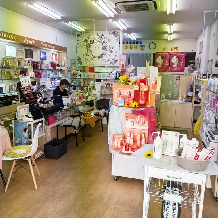 亀屋化粧品店店内