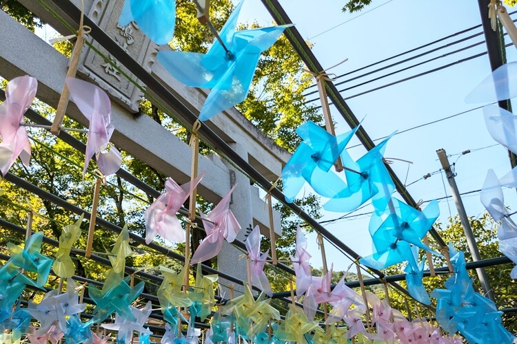 鹿嶋神社参道風車アップ