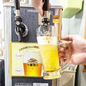 日和生ビール注ぐ