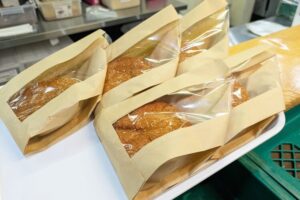 あげパン屋るん店内カレーパン