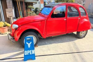 丸帆自家製店赤い車