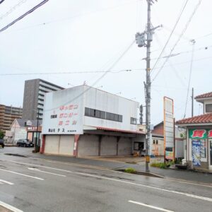 壁マルシェ栗山モータース外観