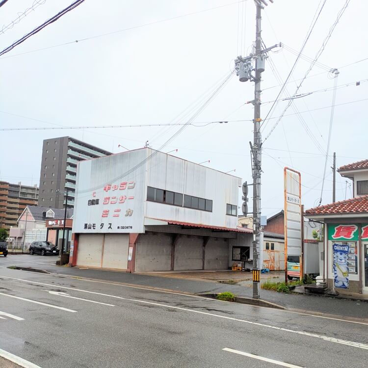 壁マルシェ栗山モータース外観