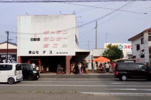 壁マルシェ栗山モータース外観