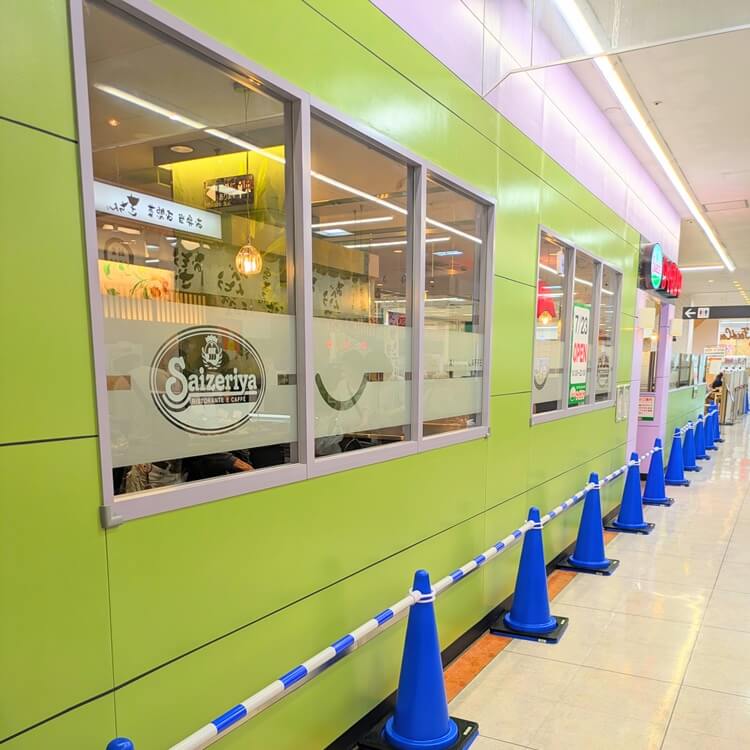 サイゼリヤイオン高砂店壁面