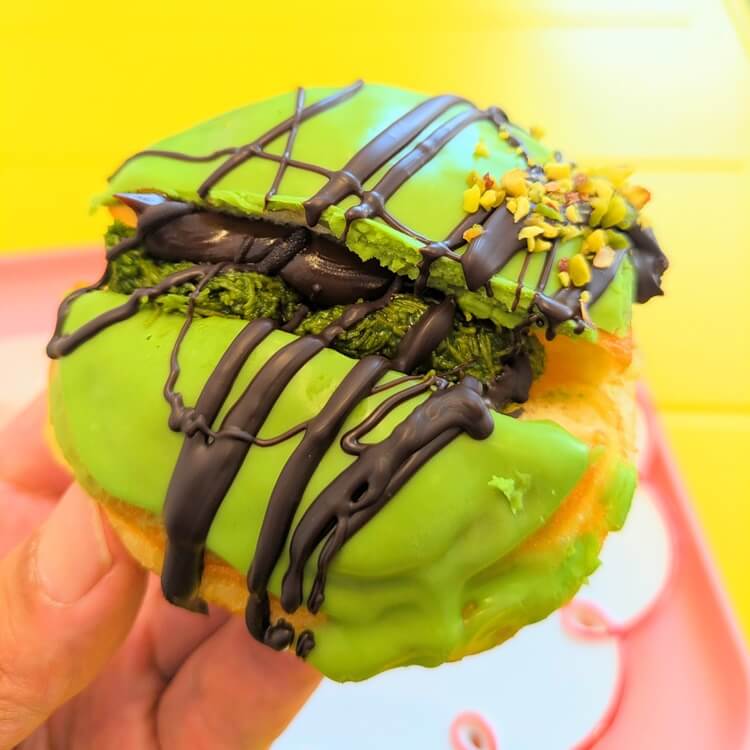 A BAKE SHOPドバイチョコドーナツアップ