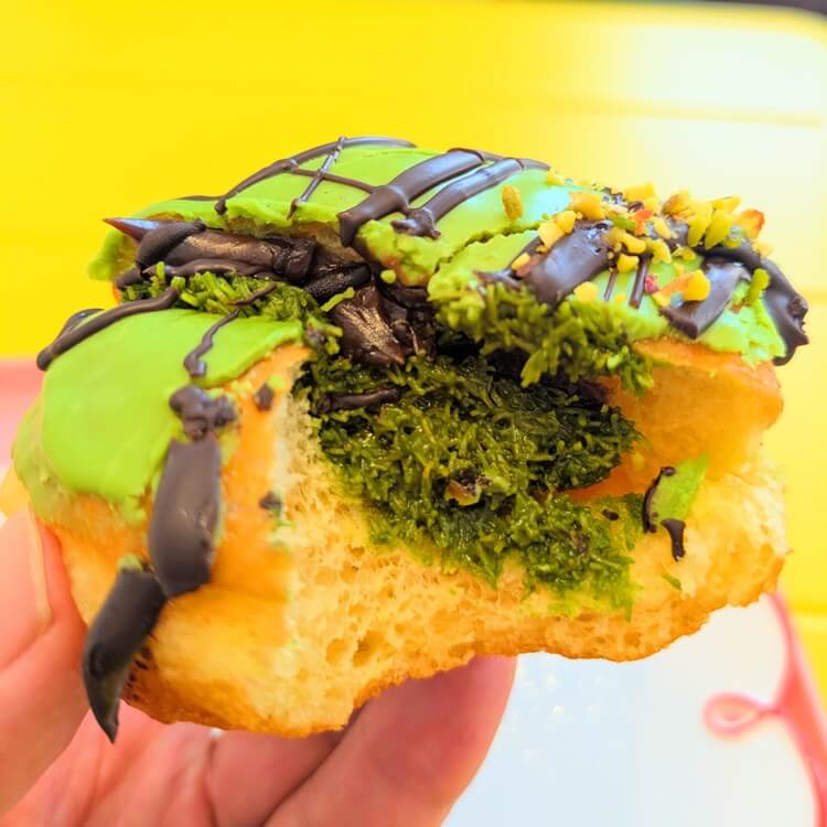 A BAKE SHOPドバイチョコドーナツ断面